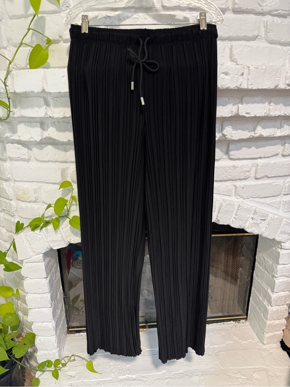 Women’s Black Pleated Wide-Leg Drawstring Pants